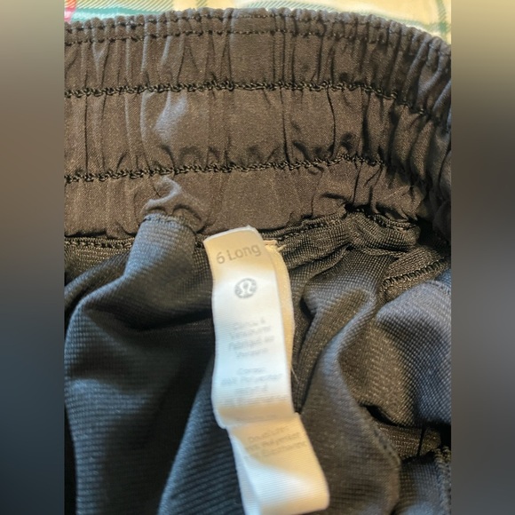Lululemon Size 6 Shorts - Picture 3 of 5